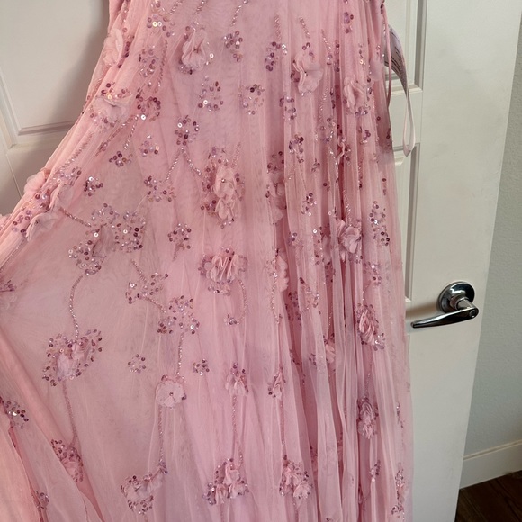 Beautiful in pink maxi dress with shiny beads. - Picture 4 of 9